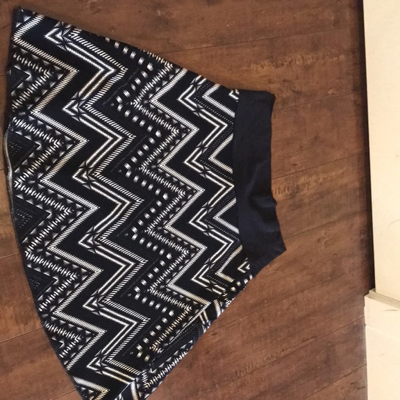 Marie C Black White Zig Zag Elastic Waistband Mini Skirt size Small - Picture 10 of 10